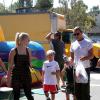 Les fils de Gwen Stefani, Kingston et Zuma avec leur père Gavin Rossdale et leur tante Soraya, à Los Angeles, le 8 septembre 2013.