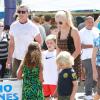 Gavin Rossdale (avec sa soeur Soraya) et ses fils Kingston et Zuma à Los Angeles, le 8 septembre 2013.