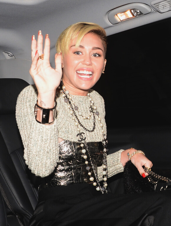Miley Cyrus brave la pluie lors de son arrivée à Paris, le 9 septembre 2013.