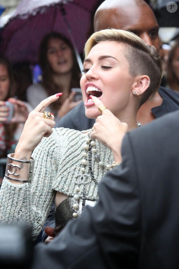 Miley Cyrus s'est rendue dans les studios de la radio NRJ à Paris. Le 9 septembre 2013.