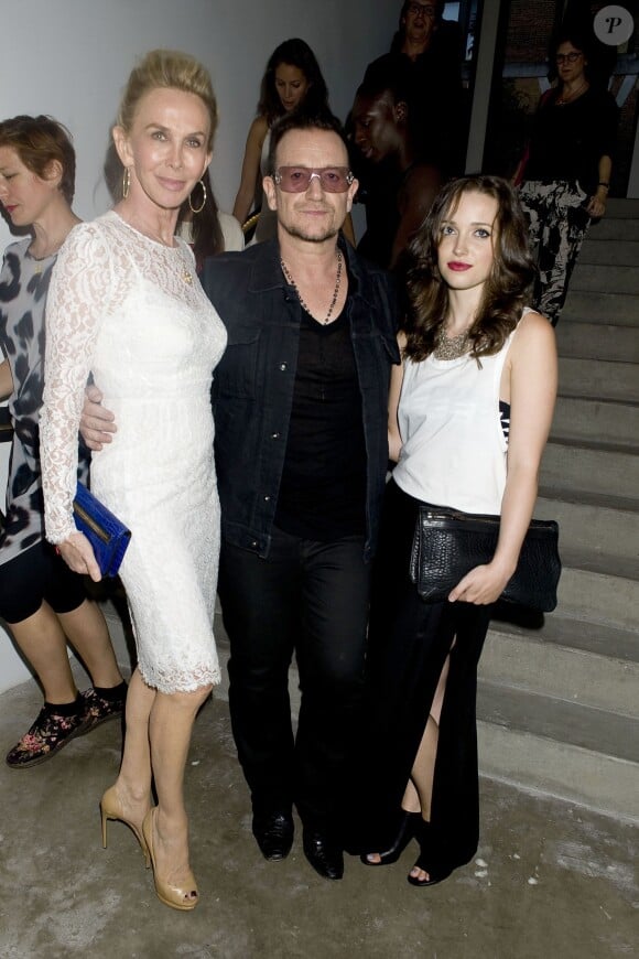 Trudie Styler, Bono et sa fille Jordan Hewson lors du défilé Edun à New York. Le 8 septembre 2013.