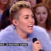 Miley Cyrus, serial tireuse de langue sur le plateau du Grand Journal avec Antoine de Caunes, le 9 septembre 2013.