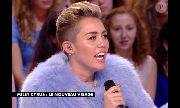 Miley Cyrus, serial tireuse de langue sur le plateau du Grand Journal avec Antoine de Caunes, le 9 septembre 2013.