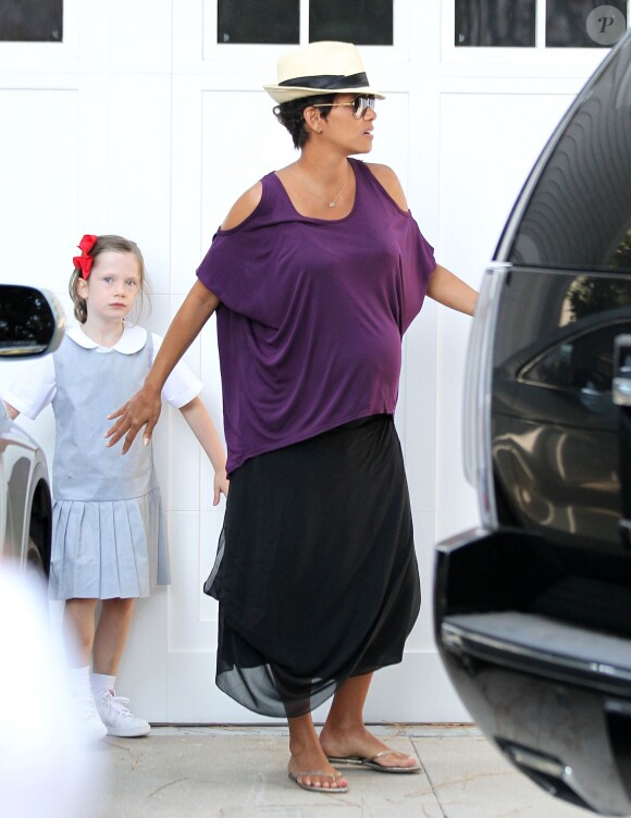 Halle Berry, enceinte, dépose sa fille Nahla chez une amie à Beverly Hills, le 9 septembre 2013