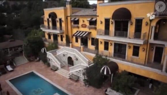 La superbe villa de vacances de Nabilla à Hollywood dans la bande-annonce d'Allô Nabilla : ma famille en Californie, sur NRJ 12