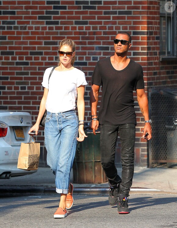 Exclusif - La belle hollandaise Doutzen Kroes et son mari Sunnery James font du shopping chez American Apparel à New York, le 12 septembre 2013.