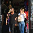 Exclusif - le top Doutzen Kroes et son mari Sunnery James font du shopping chez American Apparel à New York, le 12 septembre 2013.