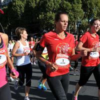 Laure Manaudou : Sportive accomplie au côté de Linda Hardy pour La Parisienne