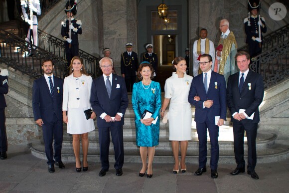 Le roi Carl XVI Gustaf de Suède et la reine Silvia entourés de leurs enfants le prince Carl Philip, la princesse Madeleine (enceinte et avec son mari Chris O'Neill, à droite) et la princesse Victoria avec le prince Daniel au palais royal à Stockholm le 15 septembre 2013 pour le Te Deum du jubilé des 40 ans de règne du souverain suédois.