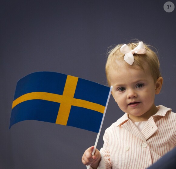 La princesse Estelle de Suède avait la fibre patriotique le 15 septembre 2013 pour le jubilé des 40 ans de règne de son papy le roi Carl XVI Gustaf de Suède.