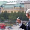 Le roi Carl XVI Gustaf de Suède boit à la santé de ses compatriotes et lève son verre à ses 40 ans de règne, le 15 septembre 2013 au balcon du palais royal, à Stockholm.