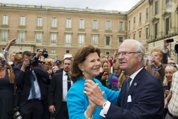 Le roi Carl XVI Gustaf de Suède, avec la complicité de son épouse la reine Silvia, a transformé la cour intérieure du palais royal en salle de bal à ciel ouvert le 15 septembre 2013 pour le jubilé des 40 ans de règne du souverain suédois.