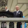 Au balcon du palais royal à Stockholm, le roi Carl XVI Gustaf de Suède a porté un toast à la santé de son règne et de ses compatriotes le 15 septembre 2013 lors du jubilé du 40e anniversaire de son accession au trône.