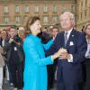 Le roi Carl XVI Gustaf de Suède, avec la complicité de son épouse la reine Silvia, a transformé la cour intérieure du palais royal en salle de bal à ciel ouvert le 15 septembre 2013 pour le jubilé des 40 ans de règne du souverain suédois.