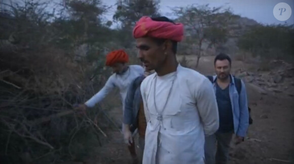 Frédéric Lopez et François-Xavier Demaison dans l'émission Rendez-vous en terre inconnue, en Inde.
