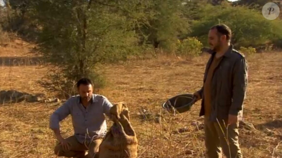 Frédéric Lopez et François-Xavier Demaison dans l'émission Rendez-vous en terre inconnue, en Inde.