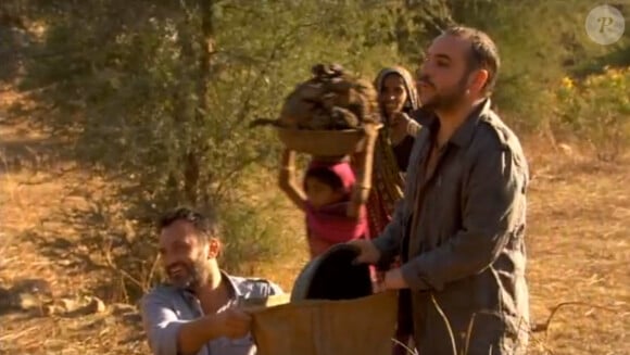 Frédéric Lopez et François-Xavier Demaison dans l'émission Rendez-vous en terre inconnue, en Inde.