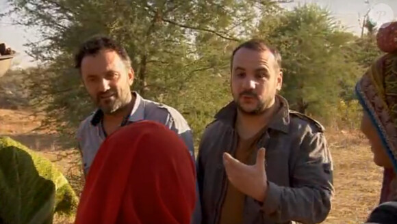 Frédéric Lopez et François-Xavier Demaison dans l'émission Rendez-vous en terre inconnue, en Inde.