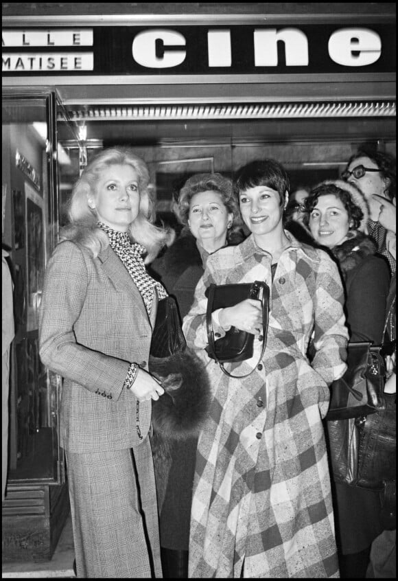 Catherine Deneuve et Bernadette Lafont lors de l'avant-première du film Zig-Zig à Paris en 1974