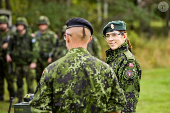 La princesse Mary de Danemark, lieutenant de la Garde nationale danoise, lors d'un stage d'entraînement sur l'île de Bornholm le 13 septembre 2013.