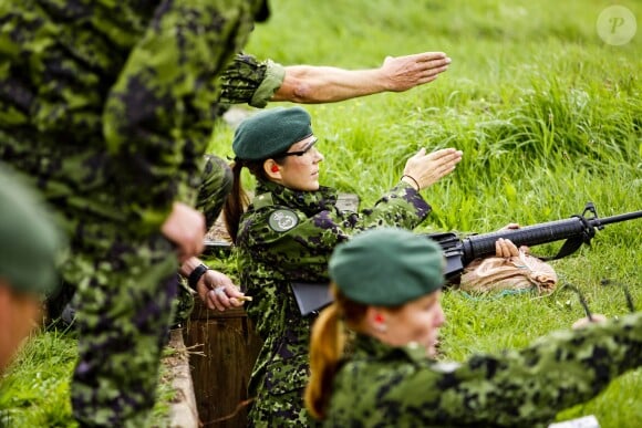 La princesse Mary de Danemark en plein exercice de tir lors d'un stage d'entraînement sur l'île de Bornholm le 13 septembre 2013.