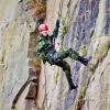 La princesse Mary de Danemark, lieutenant de la Garde nationale, en pleine descente en rappel lors d'un stage d'entraînement sur l'île de Bornholm le 13 septembre 2013.