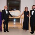 Caroline de Hanovre et Albert II de Monaco prennent la pose devant la sculpture d'Hubert Duprat offerte par l'association au musée - Dîner organisé par les Amis du Nouveau Musée National de Monaco à la Villa Paloma, le 17 septembre 2013.