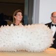 Caroline de Hanovre et Albert II de Monaco prennent la pose devant la sculpture d'Hubert Duprat offerte par l'association au musée - Dîner organisé par les Amis du Nouveau Musée National de Monaco à la Villa Paloma, le 17 septembre 2013.