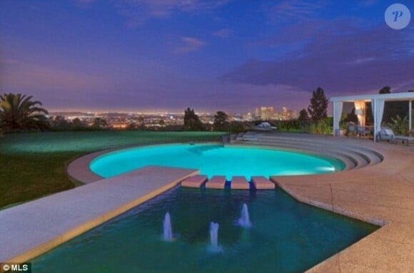 Courteney Cox et David Arquette ont mis en vente leur superbe domaine de Beverly Hills pour la modique somme de 20 millions de dollars, après leur officiellement divorce prononcé en mai 2013.