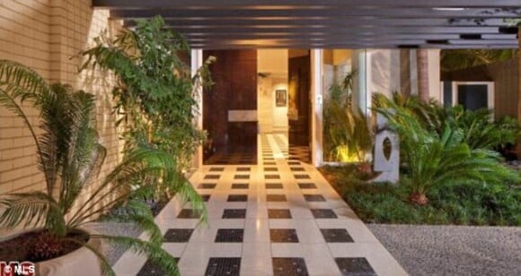 Courteney Cox et David Arquette ont mis en vente leur superbe domaine de Beverly Hills pour 20 millions de dollars, quelques mois après l'officialisation de leur divorce prononcé en mai 2013.