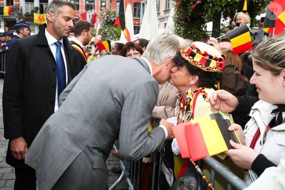 De nets progrès du côté du sens du contact du souverain... Le roi Philippe et la reine Mathilde de Belgique effectuaient le 17 septembre 2013 à Mons, chef-lieu de la province du Hainaut, la troisième étape de leur tournée Joyeuses entrées.