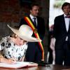 La signature du livre d'or, un passage obligé. Le roi Philippe et la reine Mathilde de Belgique effectuaient le 17 septembre 2013 à Mons, chef-lieu de la province du Hainaut, la troisième étape de leur tournée Joyeuses entrées.