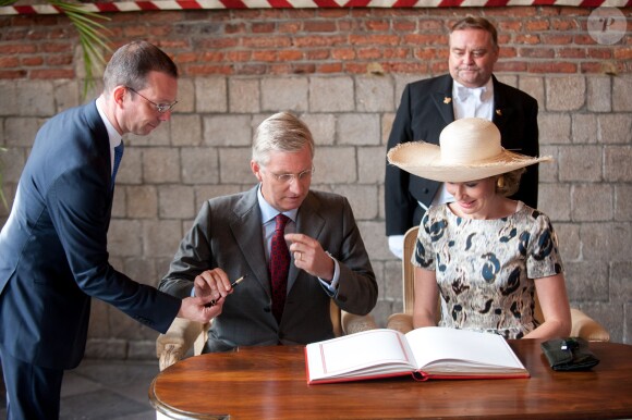 La signature du livre d'or, un passage obligé. Le roi Philippe et la reine Mathilde de Belgique effectuaient le 17 septembre 2013 à Mons, chef-lieu de la province du Hainaut, la troisième étape de leur tournée Joyeuses entrées.