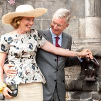 Mathilde et Philippe de Belgique, couple royal complice dans les caresses à Mons