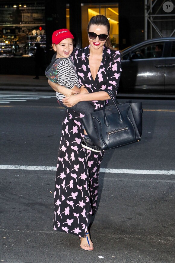 Miranda Kerr et son fils Flynn complices lors d'une sortie shopping à New York, le 18 septembre 2013