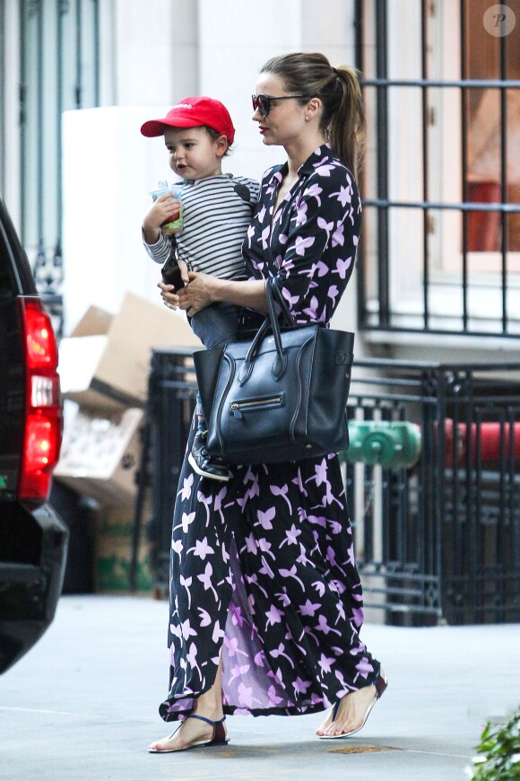 Miranda Kerr complice avec son fils Flynn ont passé une belle journée shopping à New York, le 18 septembre 2013