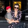 Miranda Kerr complice avec son fils Flynn ont passé une belle journée shopping à New York, le 18 septembre 2013
