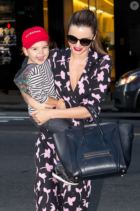 Miranda Kerr, superbe dans une robe estivale et complice avec son fils Flynn a passé une belle journée shopping à New York, le 18 septembre 2013