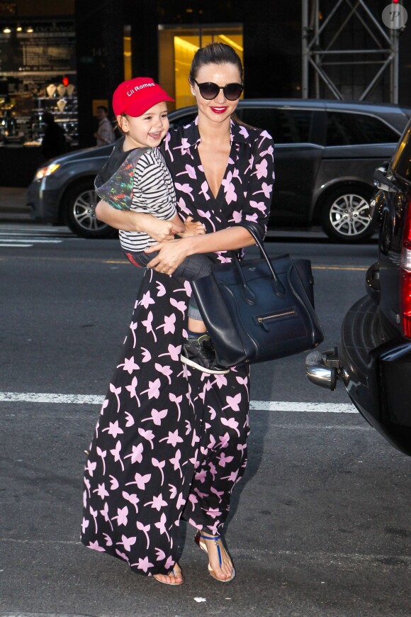 Le top australien Miranda Kerr et son fils Flynn complices lors d'une sortie shopping à New York, le 18 septembre 2013