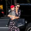 Miranda Kerr et son fils Flynn complices lors d'une sortie shopping à New York, le 18 septembre 2013