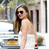 Miranda Kerr, de sortie à New York dans une robe blanche estivale le 16 septembre 2013