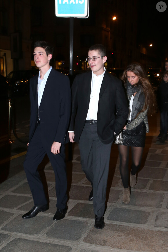 Louis Sarkozy et des amis réunis pour l'anniversaire de Carla Bruni, le 23 décembre 2012 à l'hôtel Bristol à Paris