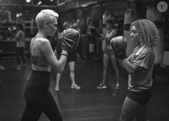 Jessie J en pleine séance d'entraînement de boxe, image tirée de la nouvelle campagne de Nike pour les 25 ans de son célèbre slogan Just do it