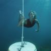 Une nageuse en apnée, image tirée de la nouvelle campagne de Nike pour les 25 ans de son célèbre slogan Just do it