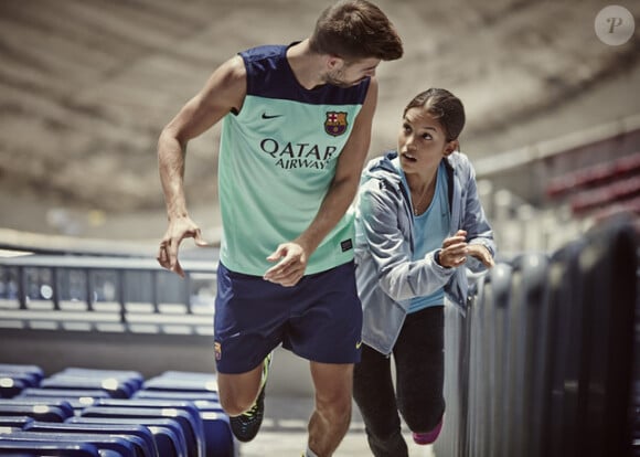 Gerard Piqué dépassé par une jeune athlète, image tirée de la nouvelle campagne de Nike pour les 25 ans de son célèbre slogan Just do it