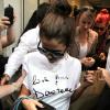 Selena Gomez créant l'émeute devant la boutique Versace à Milan, le 20 septembre 2013.