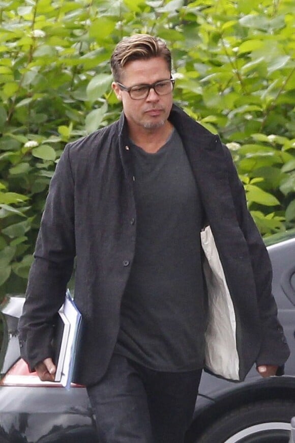 Exclusif - Brad Pitt avec sa nouvelle coupe de cheveux bien dégagée sur les côtés sur le tournage de son dernier film "Fury" à Londres, le 14 septembre 2013.