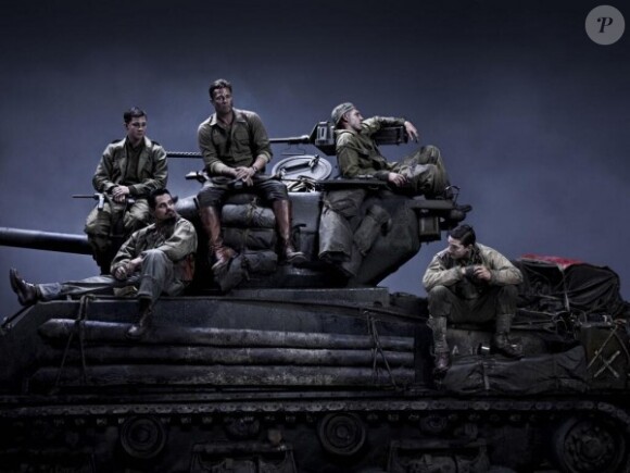 Première image du film "Fury" avec Brad Pitt, Shia LaBeouf, Logan Lerman, Michael Pena et Jon Bernthal. Le film se tourne au Royaume-Uni, septembre 2013.