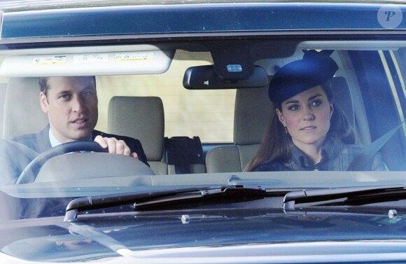 Le prince William et la duchesse Catherine à bord de leur Land Rover le 22 septembre 2013 sur la route de l'église Crathie de Balmoral, où ils ont assisté à la messe avec la reine Elizabeth II, le duc d'Edimbourg, le prince Charles et Camilla Parker Bowles.