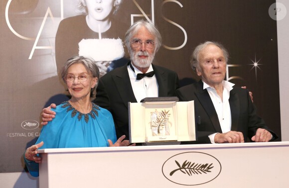 Emmanuelle Riva, Michael Haneke et Jean-Louis Trintignant lors du photocall avec leur Palme d'or pour Amour, le 27 mai 2012